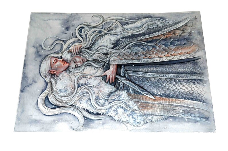 Peut inclure: Une peinture &agrave; l'aquarelle repr&eacute;sentant deux personnages aux longs cheveux blancs, l'un portant une cape bord&eacute;e de fourrure et l'autre une cape &agrave; &eacute;cailles argent&eacute;es, s'embrassant dans un d&eacute;cor enneig&eacute;.