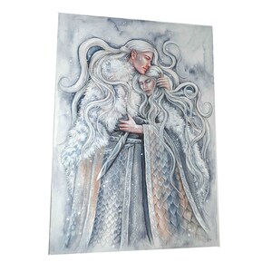 Peut inclure: Une peinture &agrave; l'aquarelle de deux personnages en robes blanches avec de longs cheveux flottants. Les personnages s'embrassent, le personnage de gauche tenant l'autre personnage pr&egrave;s de lui. L'arri&egrave;re-plan est bleu clair avec des flocons de neige blancs.