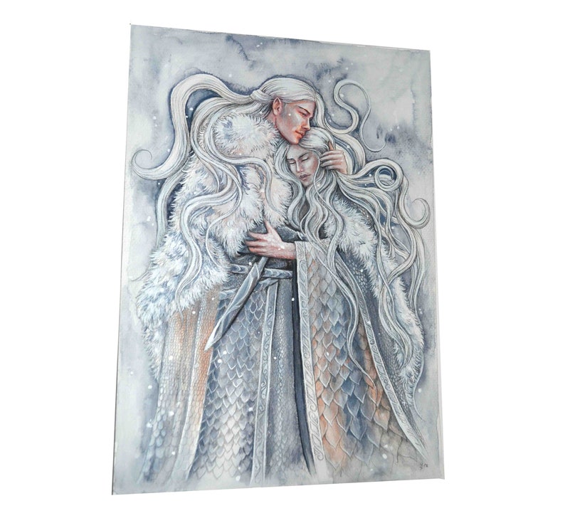 Peut inclure: Une peinture &agrave; l'aquarelle de deux personnages en robes blanches avec de longs cheveux flottants. Les personnages s'embrassent, le personnage de gauche tenant l'autre personnage pr&egrave;s de lui. L'arri&egrave;re-plan est bleu clair avec des flocons de neige blancs.