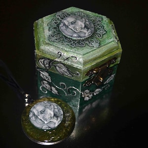 Elven jewellery box and pendant, jewelry storage, elf portrait, handmade jewelry, fantasy, unique gift, leaves, nature, green box, magic