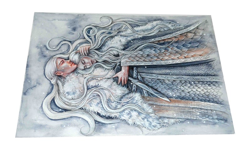 Peut inclure: Une peinture &agrave; l'aquarelle de deux personnages, l'un avec de longs cheveux blancs et une cape bord&eacute;e de fourrure, tenant l'autre, qui porte une armure argent&eacute;e et bleue en forme d'&eacute;cailles. L'arri&egrave;re-plan est bleu clair avec des flocons de neige blancs.