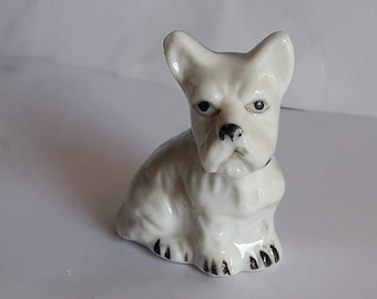 Figurina di cane in miniatura dipinta a mano - forse tipo Schnauzer o Terrier. Grigio e bianco