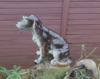 VINTAGE – Statuetta di cane in ceramica – forse una razza Setter o Spaniel. Molto attraente, “A Present From Cavan”. Misura 5,3/4 pollici di altezza. Articolo souvenir.