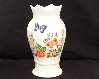 VINTAGE - Small Preloved Aynsley Posy Vase - COTTAGE GARDEN (with butterfly) pattern - Bone China - Fluted rim.  Great gift idea