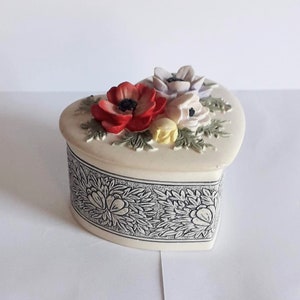Vintage - Miniature HEART-SHAPED Trinket Pot - Made by Handcast Designs Limited. Dressing table accessory for rings. Great gift, very pretty