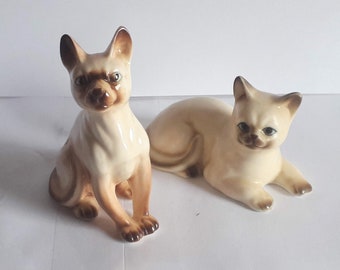 VINTAGE - 2 x chats siamois miniatures en porcelaine tendre / Fabriqué à Taïwan.