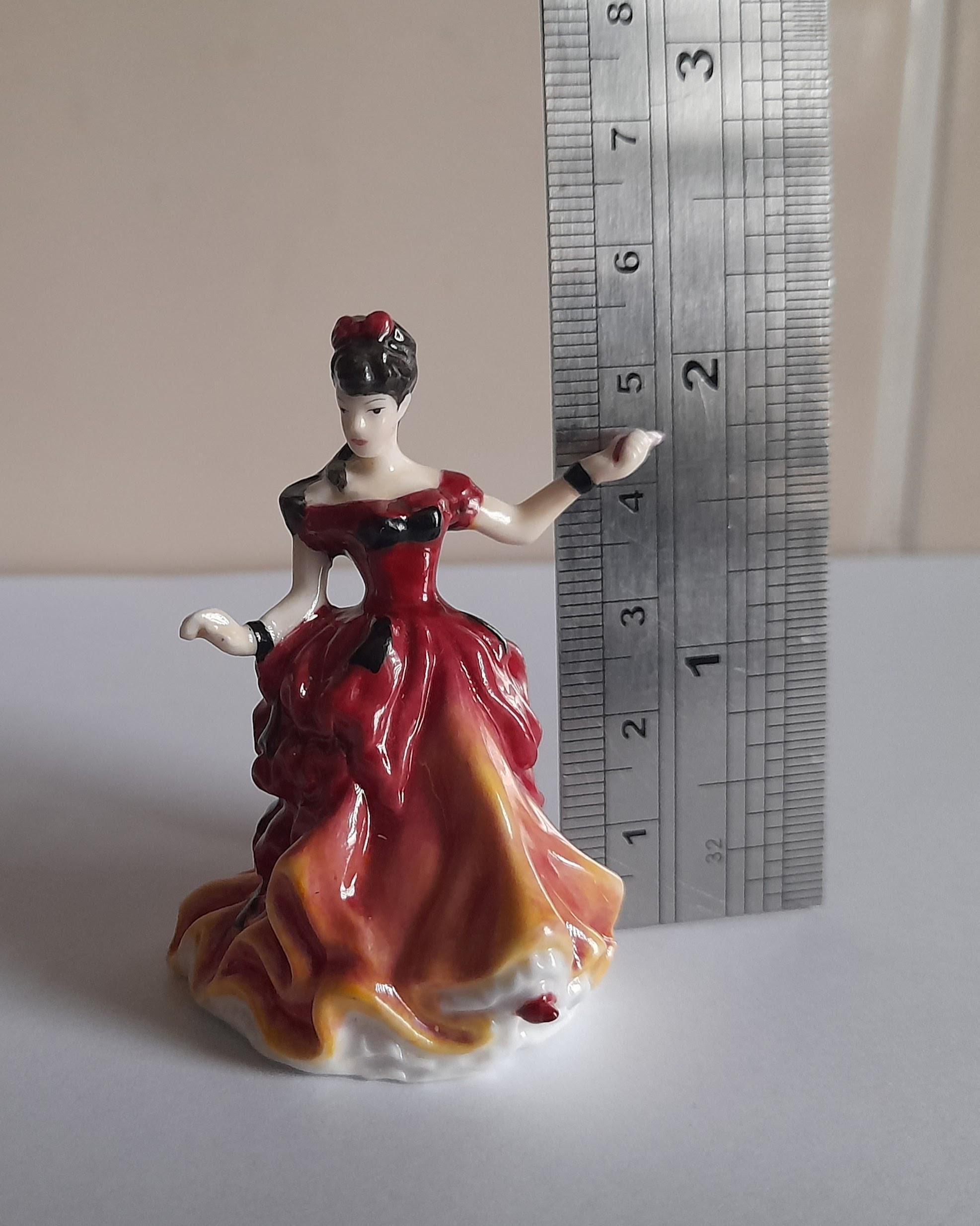 ロイヤルドルトンのミニチュアフィギュア「ベル」手描き磁器製赤い 