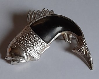 Vintage – Silberne Fisch-Brosche mit Horneinsatz – signiert NM. Vermutlich aus Norwegen.