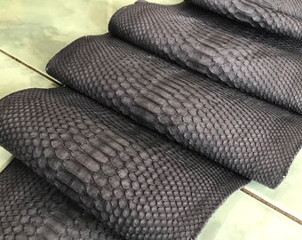 Piel auténtica de pitón gris: piel de serpiente suave, corte en la espalda.
