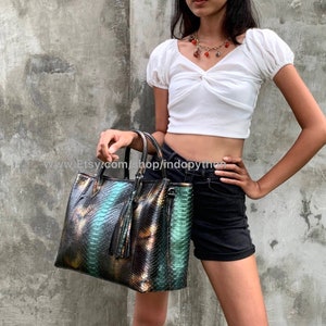 Handgjord pytonläderväska: Exotisk svart flerfärgad handväska