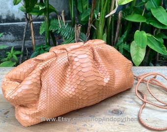 Sac cloud fait main en cuir de python camel : bandoulière amovible