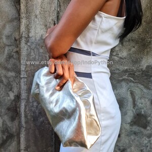 Handgemaakte zilveren lamsleren tas: metallic clutch