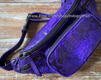 Sac banane fait main en cuir de python violet : sac à main en peau de serpent