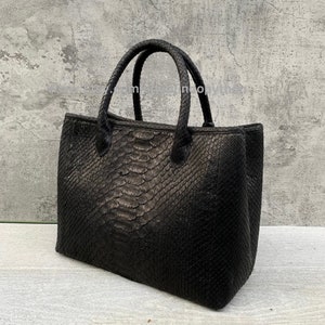 Bolsa de couro de píton preta: bolsa fashion de pele de cobra imagem 8