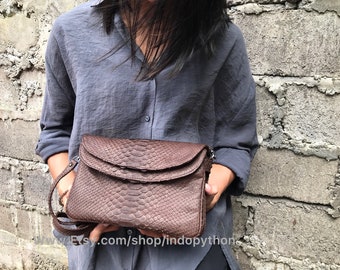 Sac à main fait main en cuir de python marron : bandoulière réglable