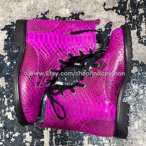 Op de afbeelding: Een paar roze slangenleren laarzen met zwarte veters. De laarzen hebben een dikke zool en zijn gemaakt van echt leer. www.Etsy.com/shop/lindopython