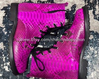 Bottes faites main en python fuchsia : chaussures unisexes en cuir peau de serpent