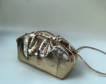 Sac pour boulettes fait main en cuir de python doré : bandoulière amovible