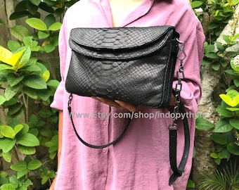 ハンドメイドのブラックパイソンレザーハンドバッグ：取り外し可能なストラップの高級バッグ