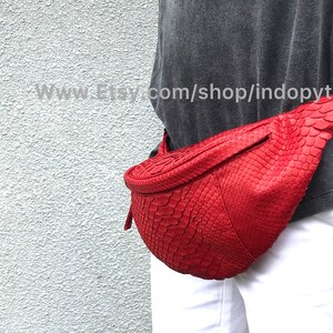 Bolso rojo, riñonera, riñonera de piel de pitón, bolso de piel de pitón, riñonera, monedero rojo, bolso de mano rojo, regalo para ella, regalo para él, bolso de hombre, monedero de piel de serpiente, bolso