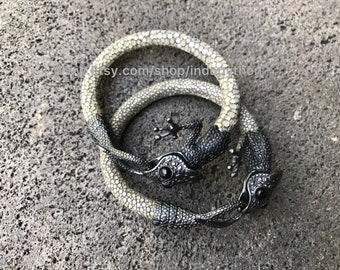 Handgemaakte leren pijlstaartrog armband: zilveren hagedis, onyx ogen