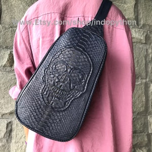 Bolsa de couro de píton feita à mão com caveira: azul marinho unissex