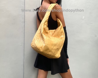 Sac hobo en python doré : sac à main surdimensionné en peau de serpent fait main