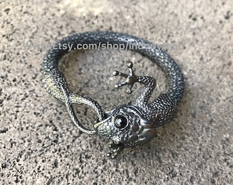 Handgemaakte pijlstaartrog leren armband: zilveren hagedisarmband met onyx ogen