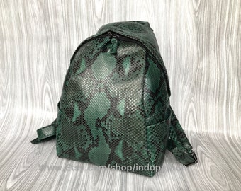 Sac à dos fait main en cuir de python vert : sac à dos en peau de serpent