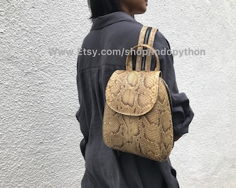 Ręcznie robiony plecak ze skóry wężowej w kolorze beżowym: