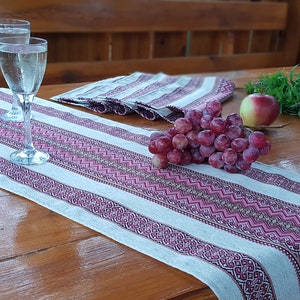 刺繍入りのウェディング センターピース、ウクライナのピンクのテーブル ランナーとナプキン、素朴なテーブル装飾、ファームハウス ランナー