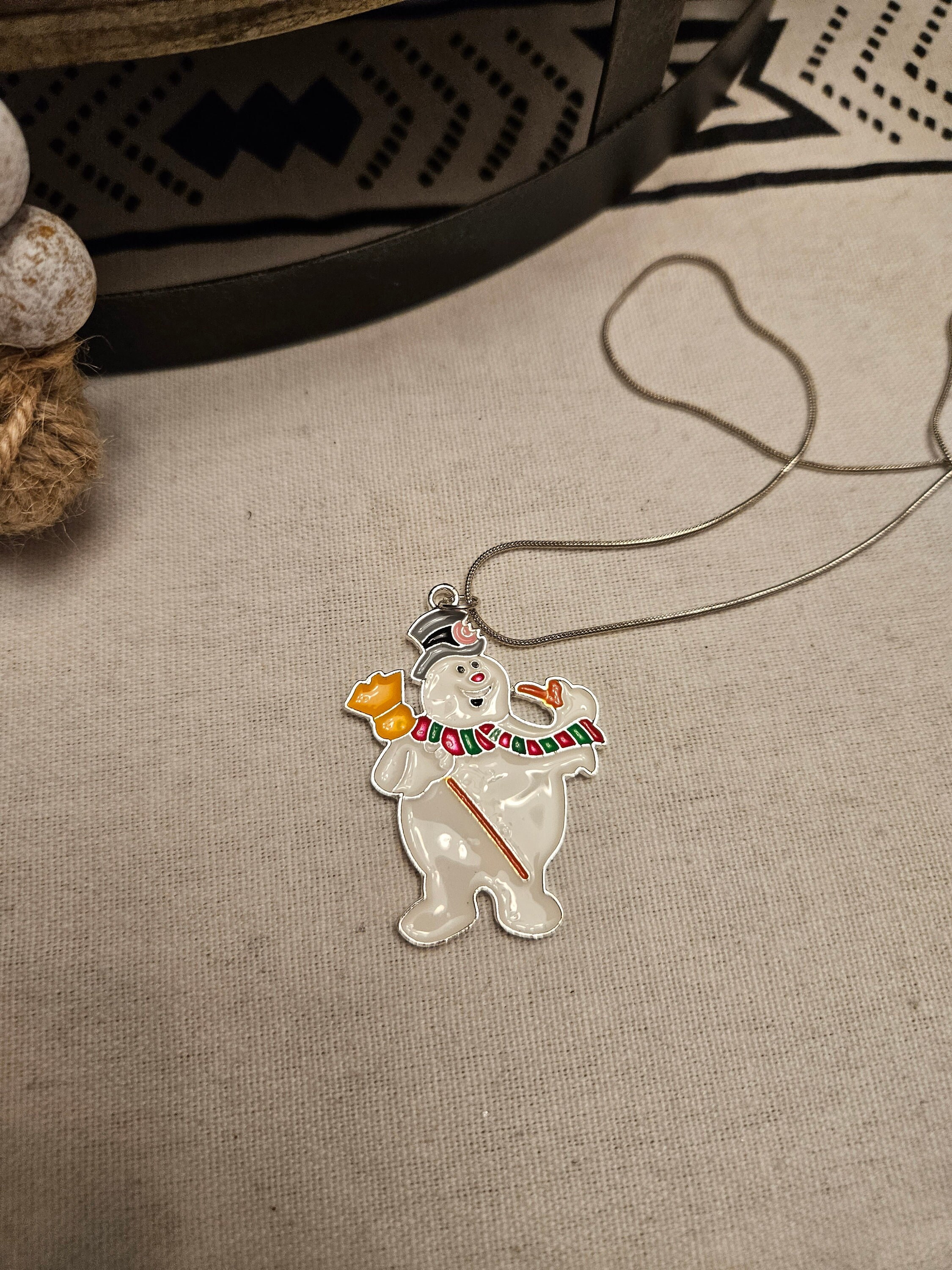 Collar de plata con colgante de esmalte grueso inspirado en una película navideña