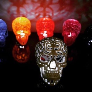 Pu&ograve; includere: Sette teschi di zucchero decorativi in ​​vari colori, tra cui blu, arancione, rosso e nero. I teschi sono realizzati con un materiale traslucido e presentano disegni intricati.