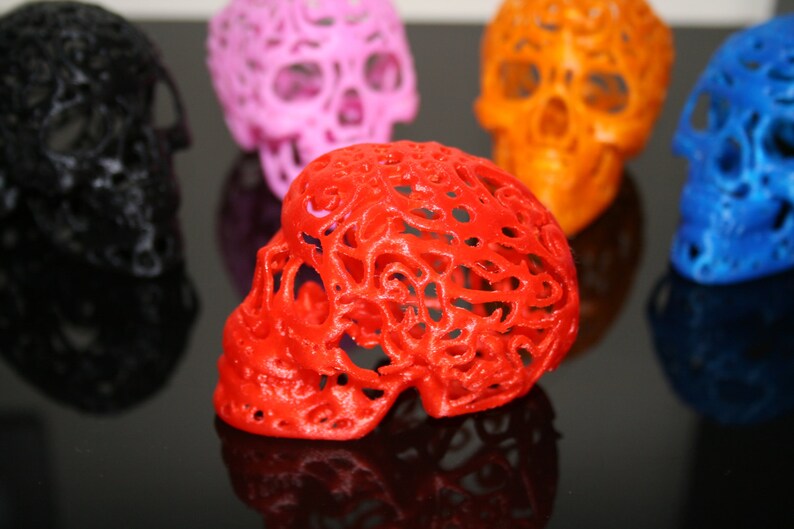 Pu&ograve; includere: Cinque teschi stampati in 3D in diversi colori, tra cui nero, rosa, arancione, rosso e blu. I teschi sono tutti finemente progettati con un motivo a pizzo.
