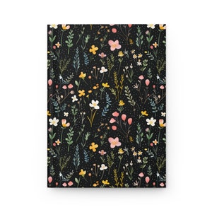 Pode incluir: Um fundo preto com um padrão repetitivo de pequenas flores rosa, brancas e amarelas com caules e folhas verdes. O fundo é coberto por pequenos pontos brancos.
