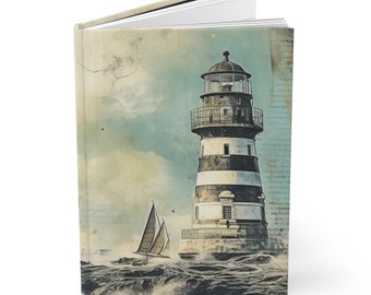 Puede incluir: Una ilustración de estilo vintage de un faro con rayas blancas y negras, un velero en el agua y un cielo nublado. La imagen tiene un aspecto descolorido y texturizado.
