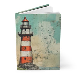 Op de afbeelding: Een rood-wit gestreepte vuurtoren met een zwart dak en een witte lantaarn bovenop. De vuurtoren staat op een rotsachtige kust met een blauwe en groene zee op de achtergrond.