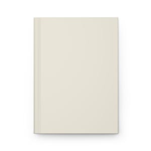 Op de afbeelding: Een crèmekleurig, rechthoekig notitieboek met een gladde, matte afwerking. Het notitieboek heeft een strak, minimalistisch ontwerp met een licht gebroken witte tint. De rug is zichtbaar aan de linkerkant.