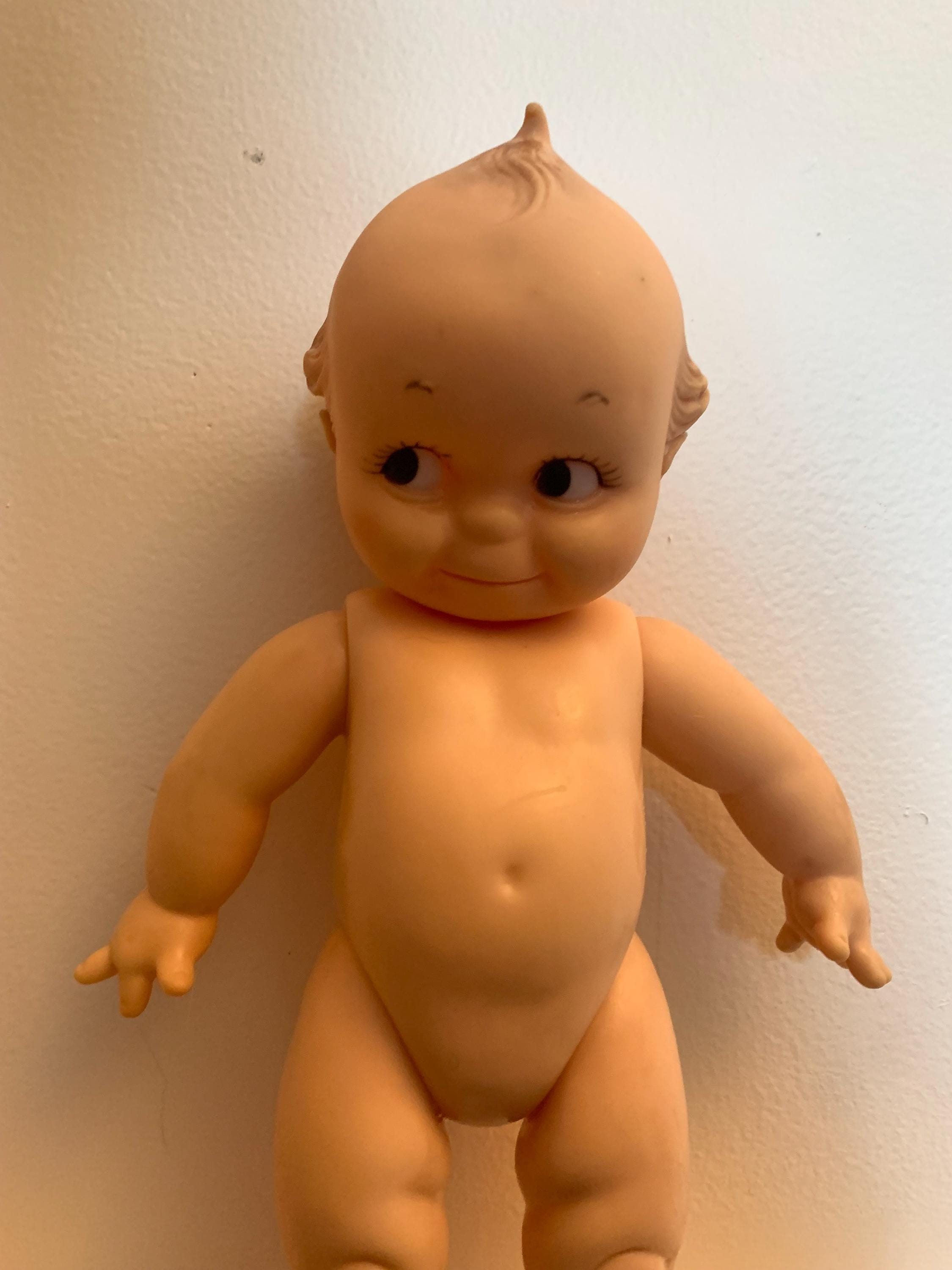 Muñeca Kewpie de goma vintage de 12 pulgadas con chirriador articulada de RedStoreVintage