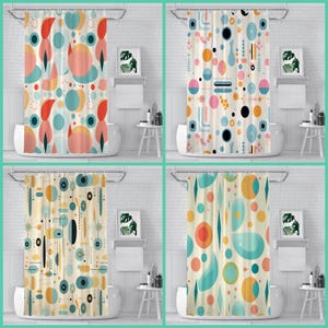 Puede incluir: Cuatro cortinas de ducha con coloridos patrones geométricos abstractos. Cada cortina presenta un diseño único con formas como círculos, óvalos y líneas en tonos de rojo, azul, naranja y amarillo sobre un fondo crema. Las cortinas se muestran en un baño.