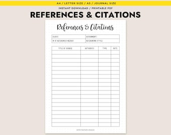 Può includere: Una pagina di diario PDF stampabile con il titolo "References & Citations" in un carattere scritto a mano. La pagina include campi per classe, incarico e stile di riferimento, oltre a una tabella per i dettagli della fonte. Lo striscione in alto recita "A4 / LETTER SIZE / A5 / JOURNAL SIZE".