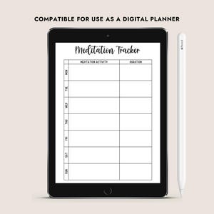 Pu&ograve; includere: Un tablet nero che mostra un modello di "Meditation Tracker" con sezioni per l'attivit&agrave; di meditazione e la durata. Uno stilo bianco &egrave; posizionato accanto al tablet. Il testo "COMPATIBLE FOR USE AS A DIGITAL PLANNER" &egrave; in alto.