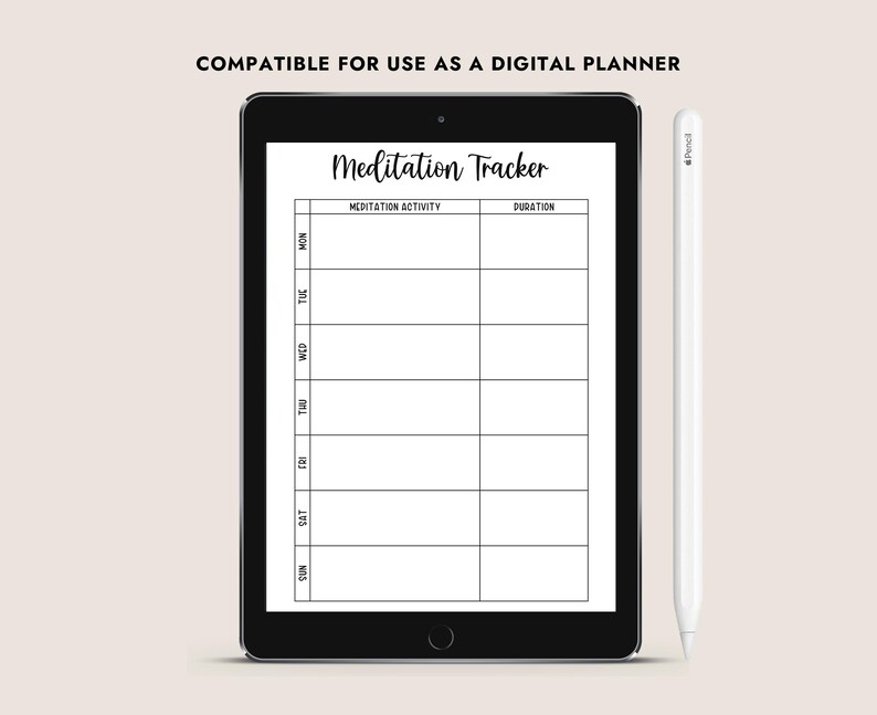 Pu&ograve; includere: Un tablet nero che mostra un modello di "Meditation Tracker" con sezioni per l'attivit&agrave; di meditazione e la durata. Uno stilo bianco &egrave; posizionato accanto al tablet. Il testo "COMPATIBLE FOR USE AS A DIGITAL PLANNER" &egrave; in alto.