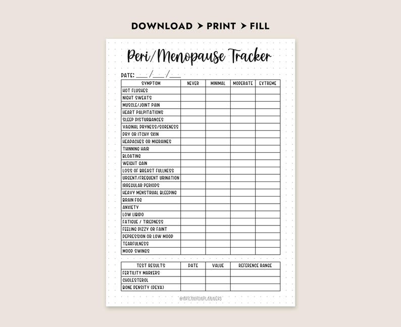 Op de afbeelding: Een afdrukbare Peri/Menopauze Tracker met een gestippelde achtergrond. De tracker bevat secties voor symptomen zoals opvliegers, nachtzweten en stemmingswisselingen. Het heeft ook secties voor testresultaten, datum, waarde en referentiebereik. De tekst "DOWNLOAD > PRINT > FILL" staat bovenaan.