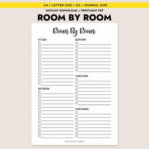 Peut inclure: Une page de planificateur PDF imprimable intitulée « Room by Room » avec un fond crème. La page est divisée en deux colonnes avec des cases à cocher pour lister les articles dans chaque pièce, y compris la cuisine, les chambres, la salle de bain, le salon et partout. Le haut de la page porte la mention « A4 / LETTER SIZE / A5 / JOURNAL SIZE ».