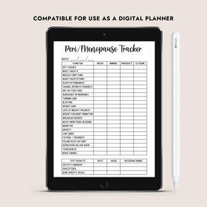 Op de afbeelding: Een zwarte tablet toont een digitale planner "Peri/Menopause Tracker" met symptoomvolgvelden. Een witte stylus ligt ernaast. De tekst bovenaan luidt "Compatibel voor gebruik als digitale planner."