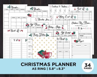 Op de afbeelding: Een kerstplanner met 34 pagina's, ontworpen voor een A5 ringband. De planner bevat pagina's voor november- en decemberkalenders, cadeau-lijsten en planning van feestdagen. De planner meet 14,7 x 21,1 cm.