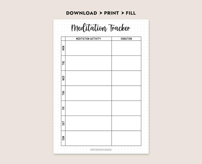 Pu&ograve; includere: Un tracker di meditazione stampabile con le parole "Meditation Tracker" in alto. Il tracker ha colonne per l'attivit&agrave; di meditazione e la durata, con i giorni della settimana elencati sul lato. Le parole "DOWNLOAD > PRINT > FILL" sono in alto.
