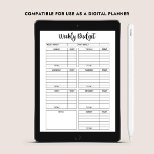 Pode incluir: Um tablet preto exibindo um modelo de or&ccedil;amento semanal com se&ccedil;&otilde;es para despesas di&aacute;rias e semanais. Uma caneta branca est&aacute; posicionada &agrave; direita. O texto "COMPATIBLE FOR USE AS A DIGITAL PLANNER" est&aacute; no topo.