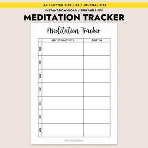 Pu&ograve; includere: Un tracker di meditazione stampabile con sfondo bianco. La parte superiore della pagina ha il testo "MEDITATION TRACKER". Il tracker ha una tabella con colonne per "MEDITATION ACTIVITY" e "DURATION", con i giorni della settimana.